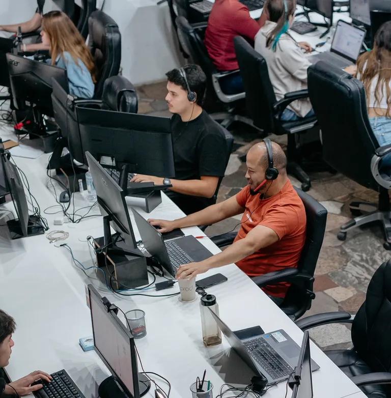 Time da Prod trabalhando em estações com dois monitores.