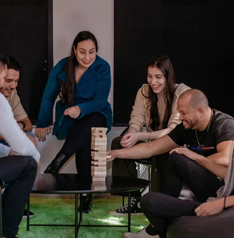 Time da Prod reunido em volta de uma mesa durante encontro do comitê de diversidade.