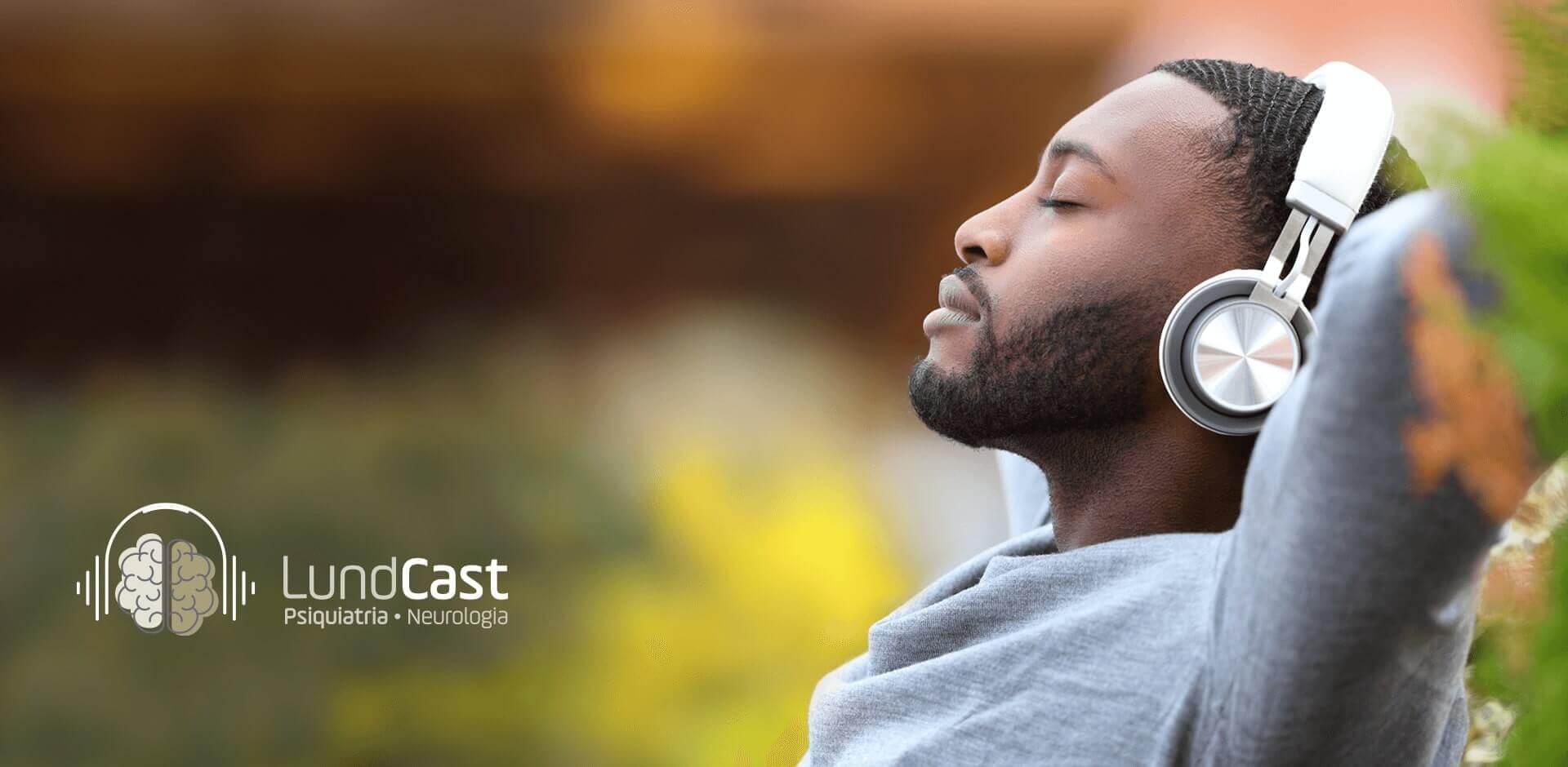 Homem negro escutando Lundcast desenvolvido pela Prod