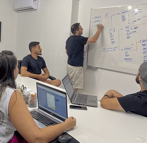 Colaboradores da Prod (Prothers) e diretoria realizando uma reunião.