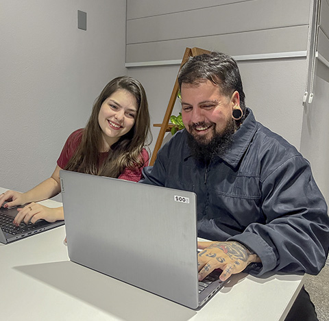 Colaboradores da Prod (Prothers) em ambiente da trabalho.